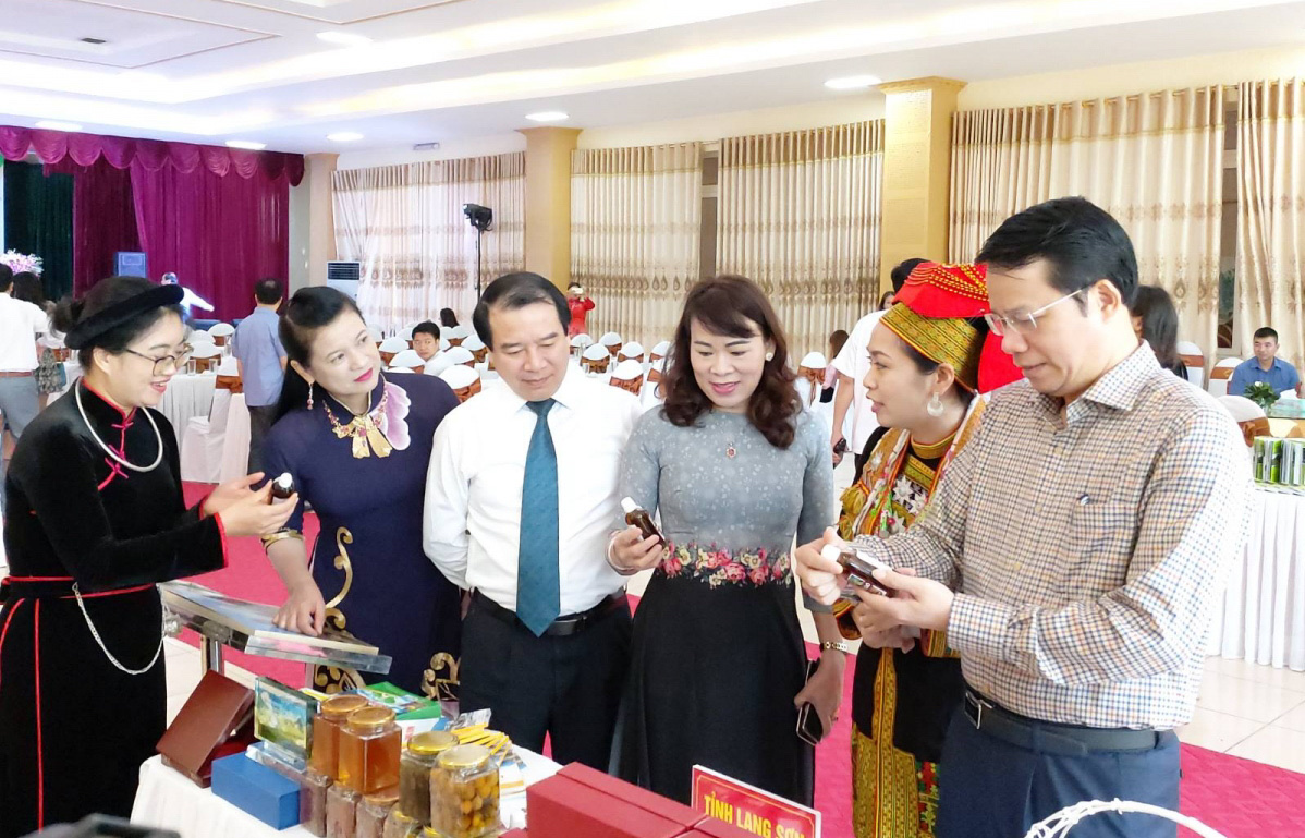 ​Đại biểu tham quan gian hàng giới thiệu sản phẩm của tỉnh Lạng Sơn được trưng bày tại Tọa đàm